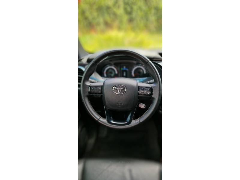 TOYOTA - HILUX - 2018/2019 - Preta - R$ 209.990,00