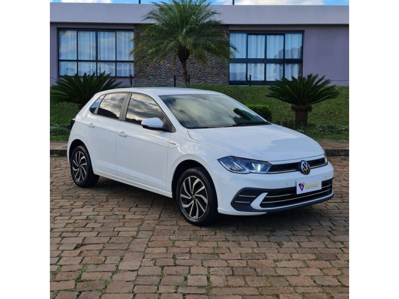 VOLKSWAGEN - POLO - 2022/2023 - Branca - R$ 99.990,00