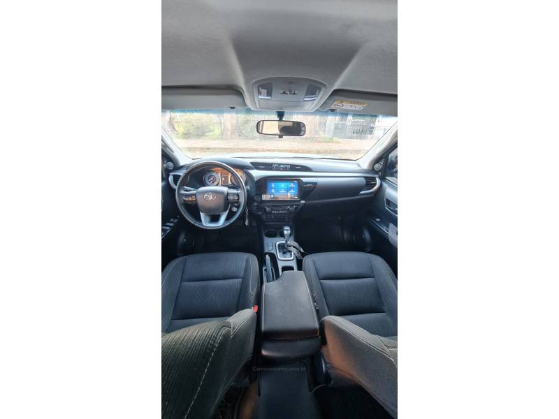 TOYOTA - HILUX - 2023/2024 - Branca - R$ 224.990,00