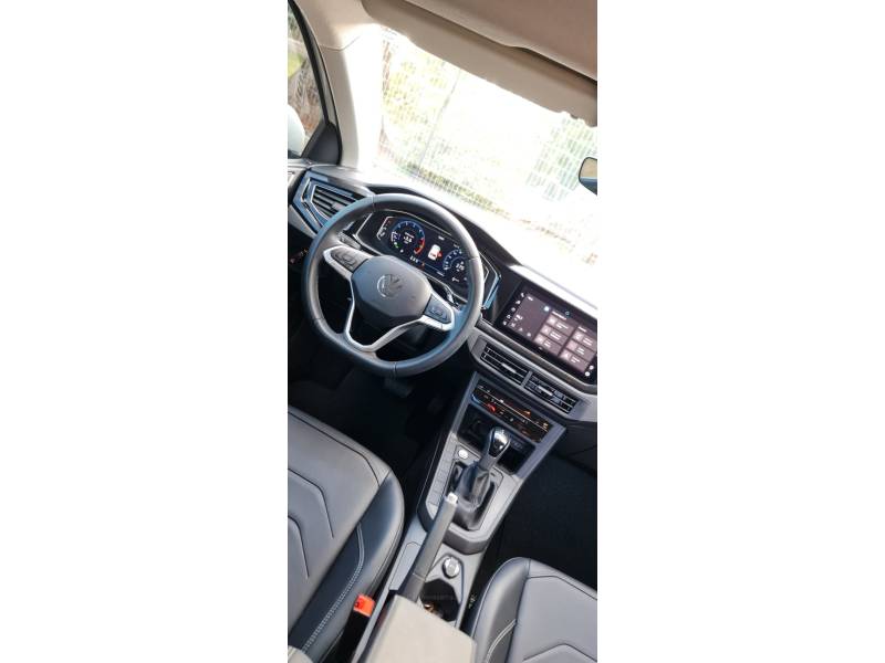 VOLKSWAGEN - POLO - 2022/2023 - Branca - R$ 99.990,00