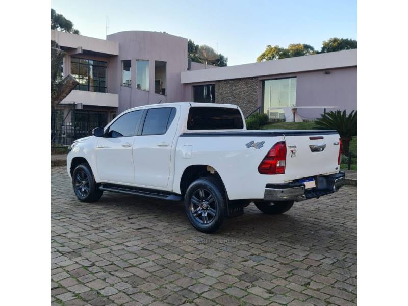 TOYOTA - HILUX - 2023/2024 - Branca - R$ 224.990,00