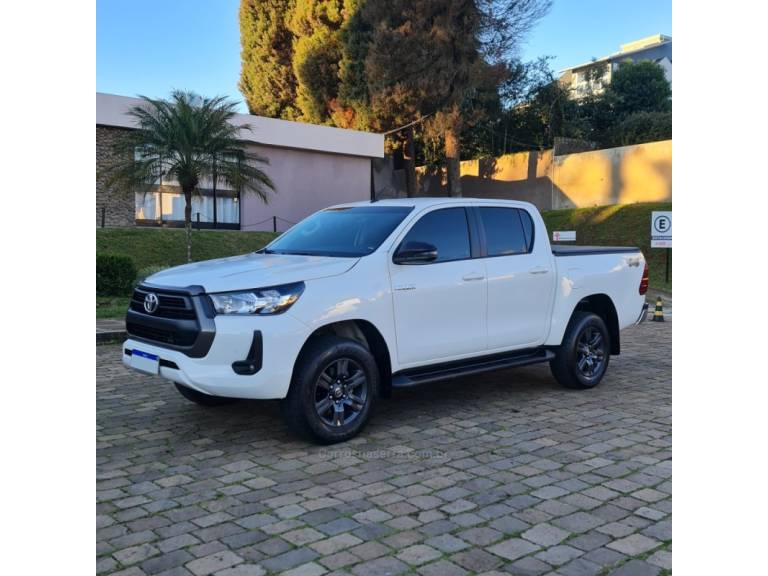 TOYOTA - HILUX - 2023/2024 - Branca - R$ 224.990,00