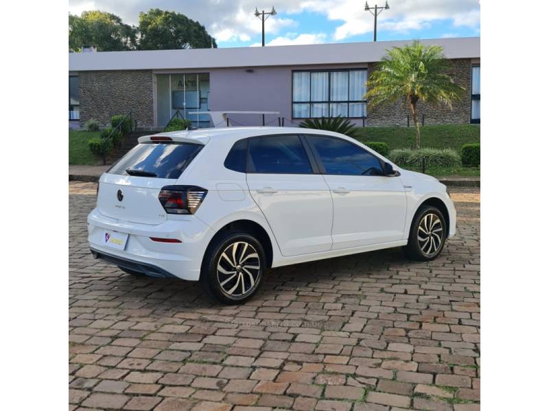 VOLKSWAGEN - POLO - 2022/2023 - Branca - R$ 99.990,00