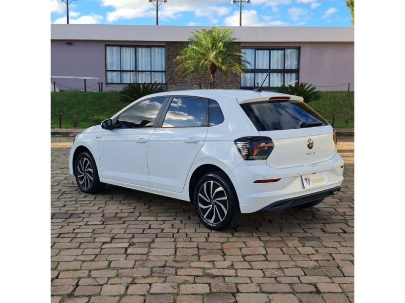 VOLKSWAGEN - POLO - 2022/2023 - Branca - R$ 99.990,00