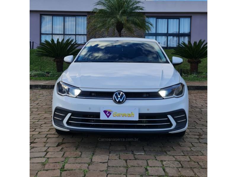 VOLKSWAGEN - POLO - 2022/2023 - Branca - R$ 99.990,00