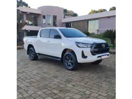 TOYOTA - HILUX - 2023/2024 - Branca - R$ 224.990,00