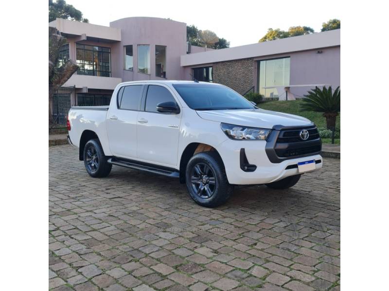 TOYOTA - HILUX - 2023/2024 - Branca - R$ 224.990,00