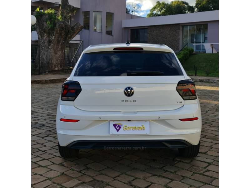 VOLKSWAGEN - POLO - 2022/2023 - Branca - R$ 99.990,00