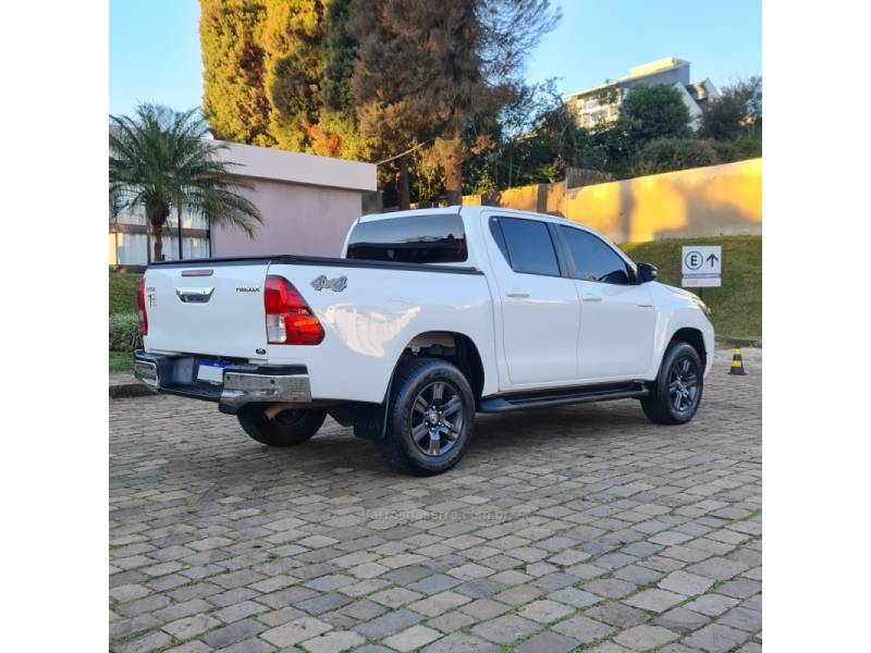 TOYOTA - HILUX - 2023/2024 - Branca - R$ 224.990,00